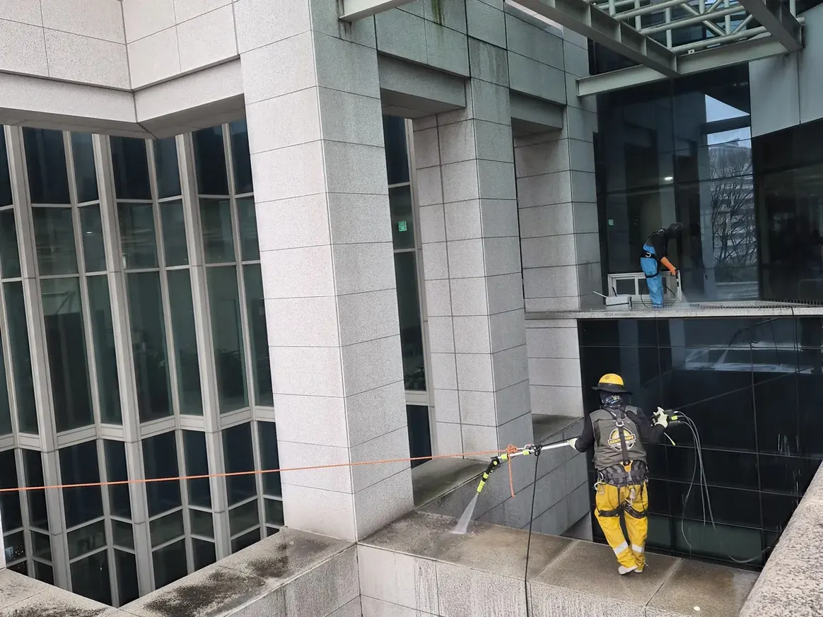동구 금동 상가건물 옥상 파라펫 장비 주변 정밀 위생청소 사례 - 행진크린