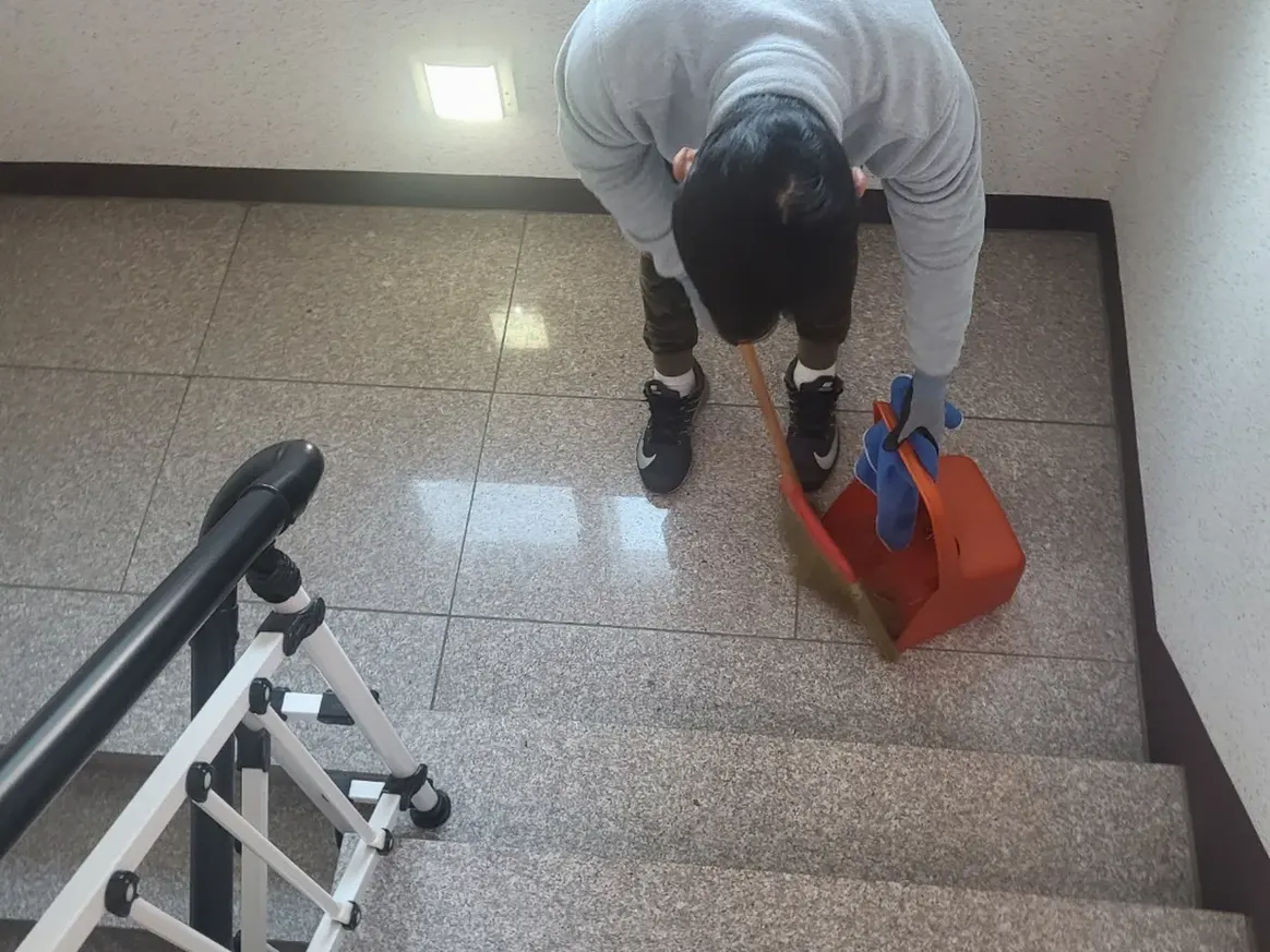 동구 금동 빌라 공동현관 장비 주변 정밀 위생청소 사례 - 행진크린