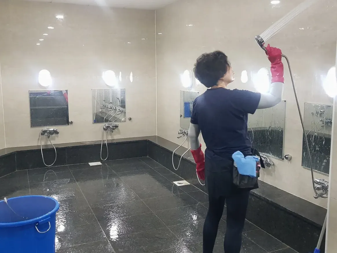 북구 오치동 목욕탕 탈의실·파우더룸 바닥 위생청소 사례 - 행진크린