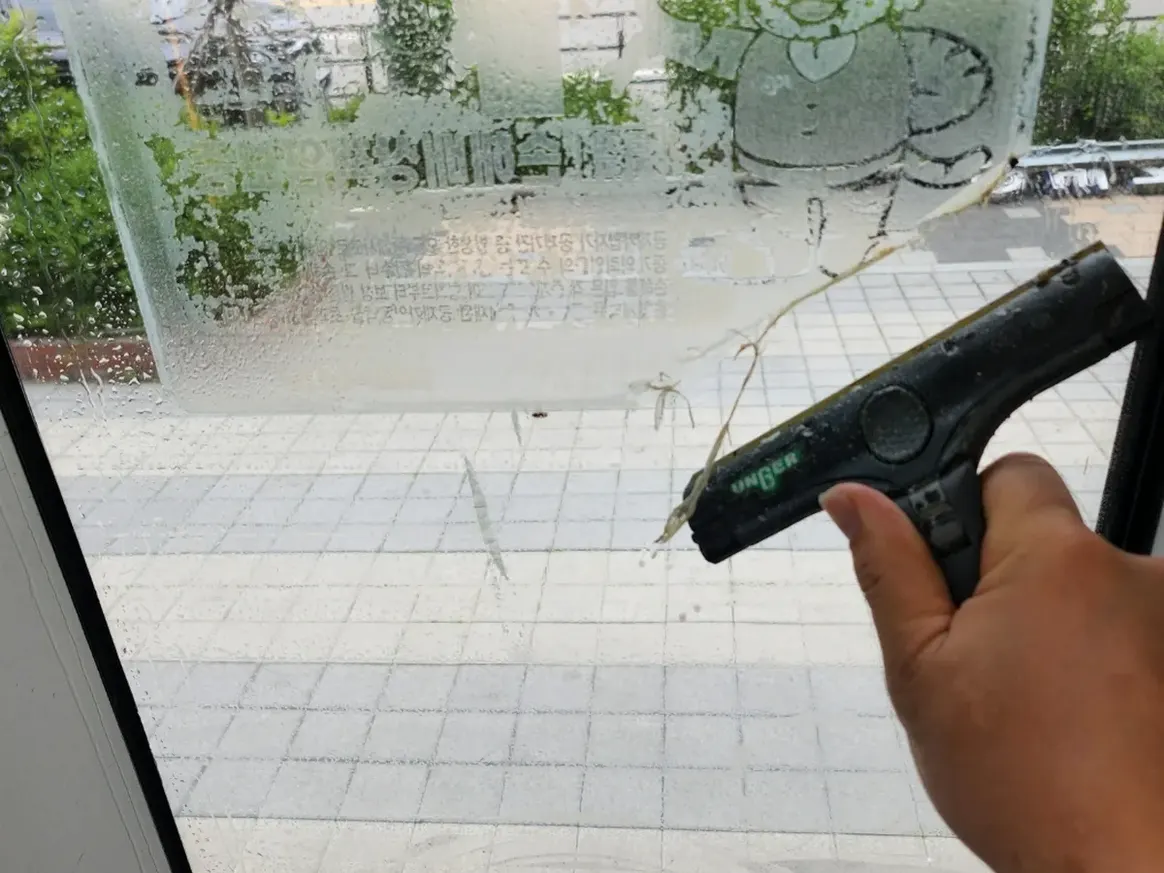 북구 본촌동 사무실 고층 외창 장비 주변 정밀 위생청소 사례 - 행진크린